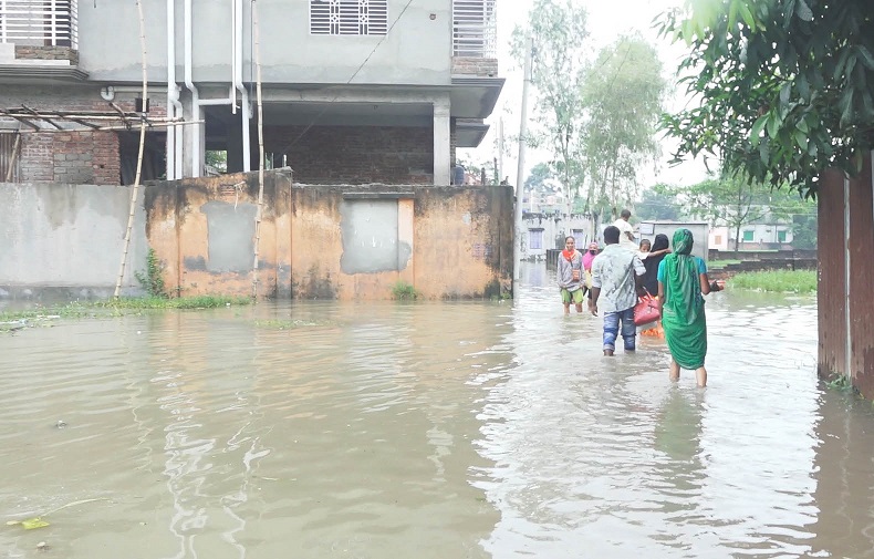 টাঙ্গাইল শহরে পানি নিষ্কাশনের ব্যবস্থা না থাকায় তলিয়ে গেছে পাড়া মহল্লার রাস্তাঘাট